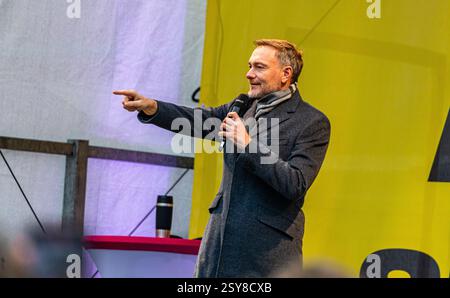 Freiburg im Breisgau, Allemagne, 3 février 2025 : candidat à la chancelière Christian Linder (FDP) lors de son discours sur la place de l'ancienne synagogue. Banque D'Images