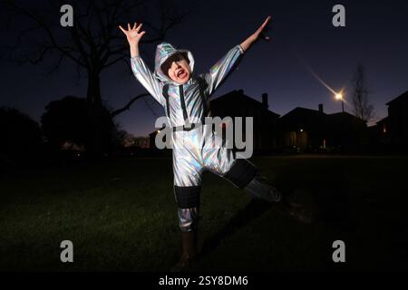 Chichester, West Sussex, Royaume-Uni. Oscar, 5 ans, photographié en regardant la parade planétaire de 2025, un moment sept planètes - mars, Jupiter, Uranus, Vénus, Neptune, mercure et Saturne seront tous brièvement visibles dans le ciel du soir - la dernière fois que sept planètes seront visibles dans le ciel nocturne jusqu'en 2040. Oscar regarde Vénus. Banque D'Images