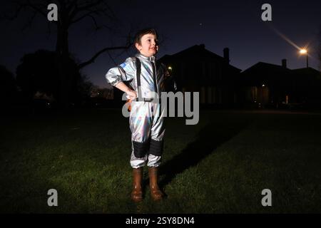 Chichester, West Sussex, Royaume-Uni. Oscar, 5 ans, photographié en regardant la parade planétaire de 2025, un moment sept planètes - mars, Jupiter, Uranus, Vénus, Neptune, mercure et Saturne seront tous brièvement visibles dans le ciel du soir - la dernière fois que sept planètes seront visibles dans le ciel nocturne jusqu'en 2040. Oscar regarde Vénus. Banque D'Images