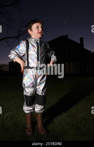Chichester, West Sussex, Royaume-Uni. Oscar, 5 ans, photographié en regardant la parade planétaire de 2025, un moment sept planètes - mars, Jupiter, Uranus, Vénus, Neptune, mercure et Saturne seront tous brièvement visibles dans le ciel du soir - la dernière fois que sept planètes seront visibles dans le ciel nocturne jusqu'en 2040. Oscar regarde Vénus. Banque D'Images