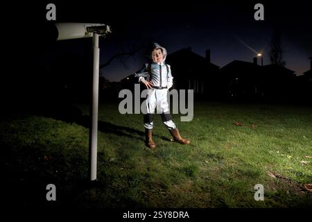 Chichester, West Sussex, Royaume-Uni. Oscar, 5 ans, photographié en regardant la parade planétaire de 2025, un moment sept planètes - mars, Jupiter, Uranus, Vénus, Neptune, mercure et Saturne seront tous brièvement visibles dans le ciel du soir - la dernière fois que sept planètes seront visibles dans le ciel nocturne jusqu'en 2040. Oscar regarde Vénus. Banque D'Images