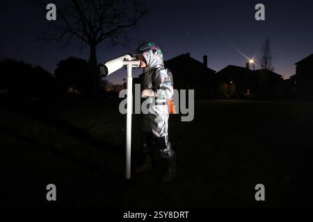 Chichester, West Sussex, Royaume-Uni. Oscar, 5 ans, photographié en regardant la parade planétaire de 2025, un moment sept planètes - mars, Jupiter, Uranus, Vénus, Neptune, mercure et Saturne seront tous brièvement visibles dans le ciel du soir - la dernière fois que sept planètes seront visibles dans le ciel nocturne jusqu'en 2040. Oscar regarde Vénus. Banque D'Images