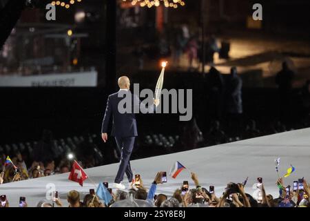 26 juillet 2024 - Paris, France : Zinedine Zidane de France porte la flamme olympique lors de la cérémonie d'ouverture des Jeux Olympiques de Paris 2024 (photo par Banque D'Images
