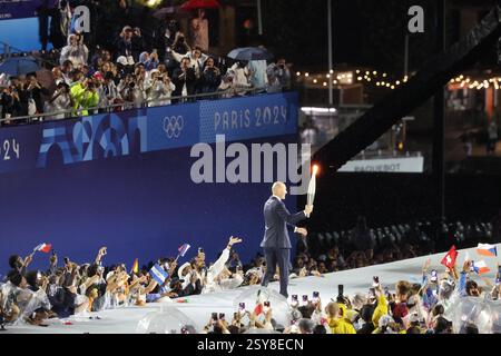 26 juillet 2024 - Paris, France : Zinedine Zidane de France porte la flamme olympique lors de la cérémonie d'ouverture des Jeux Olympiques de Paris 2024 (photo par Banque D'Images