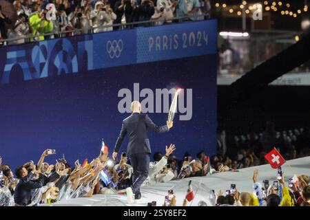 26 juillet 2024 - Paris, France : Zinedine Zidane de France porte la flamme olympique lors de la cérémonie d'ouverture des Jeux Olympiques de Paris 2024 (photo par Banque D'Images