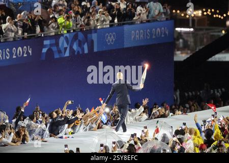 26 juillet 2024 - Paris, France : Zinedine Zidane de France porte la flamme olympique lors de la cérémonie d'ouverture des Jeux Olympiques de Paris 2024 (photo par Banque D'Images