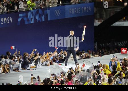 26 juillet 2024 - Paris, France : Zinedine Zidane de France porte la flamme olympique lors de la cérémonie d'ouverture des Jeux Olympiques de Paris 2024 (photo par Banque D'Images