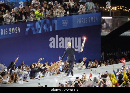 26 juillet 2024 - Paris, France : Zinedine Zidane de France porte la flamme olympique lors de la cérémonie d'ouverture des Jeux Olympiques de Paris 2024 (photo par Banque D'Images