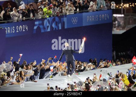 26 juillet 2024 - Paris, France : Zinedine Zidane de France porte la flamme olympique lors de la cérémonie d'ouverture des Jeux Olympiques de Paris 2024 (photo par Banque D'Images