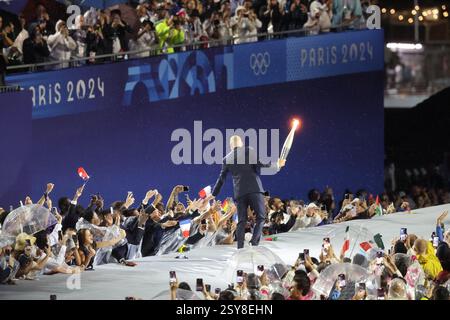 26 juillet 2024 - Paris, France : Zinedine Zidane de France porte la flamme olympique lors de la cérémonie d'ouverture des Jeux Olympiques de Paris 2024 (photo par Banque D'Images