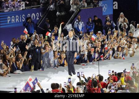 26 juillet 2024 - Paris, France : Zinedine Zidane de France porte la flamme olympique lors de la cérémonie d'ouverture des Jeux Olympiques de Paris 2024 (photo par Banque D'Images