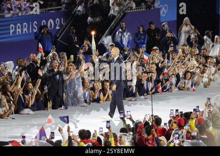 26 juillet 2024 - Paris, France : Zinedine Zidane de France porte la flamme olympique lors de la cérémonie d'ouverture des Jeux Olympiques de Paris 2024 (photo par Banque D'Images