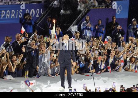 26 juillet 2024 - Paris, France : Zinedine Zidane de France porte la flamme olympique lors de la cérémonie d'ouverture des Jeux Olympiques de Paris 2024 (photo par Banque D'Images