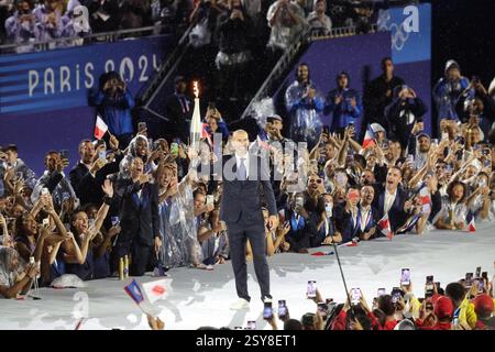 26 juillet 2024 - Paris, France : Zinedine Zidane de France porte la flamme olympique lors de la cérémonie d'ouverture des Jeux Olympiques de Paris 2024 (photo par Banque D'Images