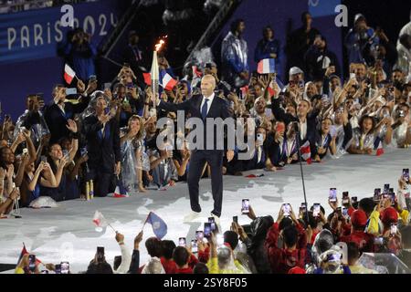 26 juillet 2024 - Paris, France : Zinedine Zidane de France porte la flamme olympique lors de la cérémonie d'ouverture des Jeux Olympiques de Paris 2024 (photo par Banque D'Images