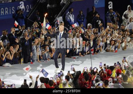 26 juillet 2024 - Paris, France : Zinedine Zidane de France porte la flamme olympique lors de la cérémonie d'ouverture des Jeux Olympiques de Paris 2024 (photo par Banque D'Images