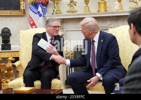 Washington, États-Unis. 27 février 2025. Le premier ministre britannique Keir Starmer rencontre le président Donald Trump dans le bureau ovale de la Maison Blanche à Washington, DC, le jeudi 27 février 2025. Photo de Chris Kleponis/UPI crédit : UPI/Alamy Live News Banque D'Images