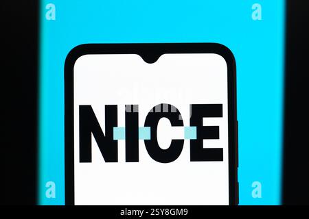 Dans cette illustration photo, le logo NICE Systems est affiché sur l'écran d'un smartphone. Banque D'Images
