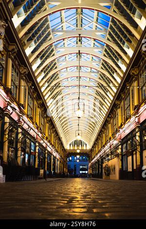Marché de Leadenhall illuminé avec architecture historique la nuit. Londres, Royaume-Uni, 21 juillet 2023 Banque D'Images