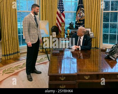Washington, États-Unis. 27 février 2025. U. Le président Donald Trump, à droite, discute avec Harrison Butker, le placekicker des chefs de Kansas City, au bureau ovale de la Maison Blanche, le 24 février 2025 à Washington, DC crédit : Margo Martin/White House photo/Alamy Live News Banque D'Images