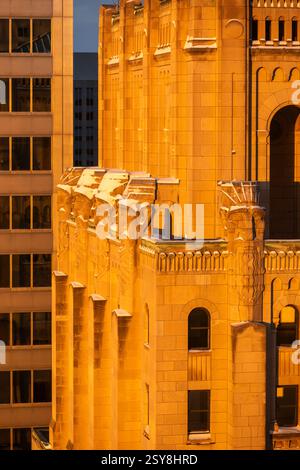 Canada, Ontario, Toronto, Banque canadienne de commerce bâtiment construit en 1929-1931 dans le style Art déco. des têtes en pierre sculptée contemplent la ville. Le h Banque D'Images