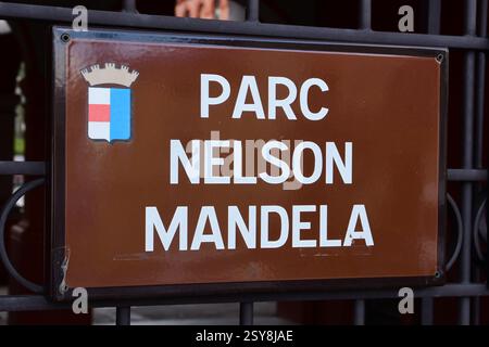 Vue d'un panneau avec une inscription de 'Parc Nelson Mandela' dans le parc municipal Nelson Mandela à Saint Chamond, France. Banque D'Images