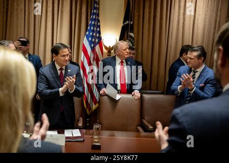 Washington, États-Unis. 26 février 2025. U. Le président Donald Trump, au centre, est applaudi par les membres de son gouvernement alors qu'il arrive pour leur première réunion ensemble à la salle du Cabinet de la Maison Blanche, le 26 février 2025 à Washington, DC crédit : Molly Riley/White House photo/Alamy Live News Banque D'Images
