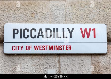 Londres, Royaume-Uni - 23 mars 2023 : gros plan d'un panneau de rue pour Piccadilly, situé dans la ville de Westminster, à Londres, Royaume-Uni. Banque D'Images