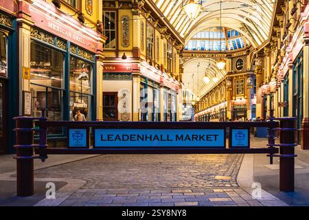 Leadenhall Market entrée à Londres : élégance victorienne et lumières chaudes du soir Banque D'Images