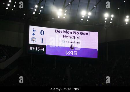 Londres, Royaume-Uni. 26 février 2025. Le panneau LED montrant le 2ème but de Manchester City est désallowed par le VAR. Premier League match, Tottenham Hotspur contre Manchester City au Tottenham Hotspur Stadium de Londres le mercredi 26 février 2025. Cette image ne peut être utilisée qu'à des fins éditoriales. Usage éditorial exclusif photo par Sandra Mailer/Andrew Orchard photographie sportive/Alamy Live News crédit : Andrew Orchard photographie sportive/Alamy Live News Banque D'Images