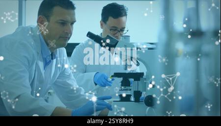 Image de molécules et de connexions sur divers scientifiques masculins utilisant le microscope en laboratoire Banque D'Images