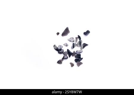 Copeaux de gravier pile polie de quartz fumé foncé isolé sur fond blanc vue de dessus Banque D'Images