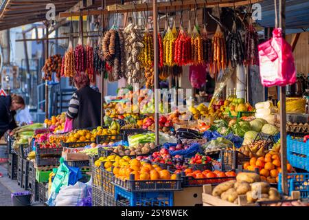 Fruits et bonbons traditionnels géorgiens connus sous le nom de churchkhela. Marché de rue de Tbilissi Banque D'Images