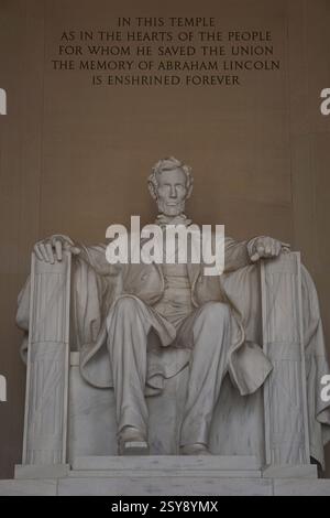 Gros plan vertical à angle bas de la statue emblématique d'Abraham Lincoln assis sur un trône à l'intérieur du Lincoln Memorial, National Mall, Washington DC Banque D'Images