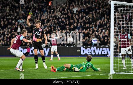London Stadium, Londres, Royaume-Uni. 27 février 2025. Premier League Football, West Ham United contre Leicester City ; Tomas Soucek de West Ham marque à la 21e minute pour 1-0 crédit : action plus Sports/Alamy Live News Banque D'Images