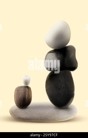 Équilibre montré comme des pierres empilées sur fond beige Banque D'Images