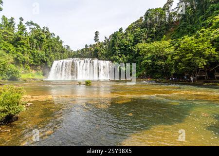Tinuy-an Falls à Bislig, Surigao del sur, Mindanao, Philippines, présente des niveaux d'eau en cascade entourés d'une forêt tropicale luxuriante Banque D'Images