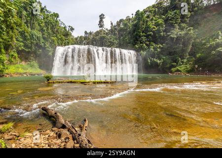 Tinuy-an Falls à Bislig, Surigao del sur, Mindanao, Philippines, présente des niveaux d'eau en cascade entourés d'une forêt tropicale luxuriante Banque D'Images