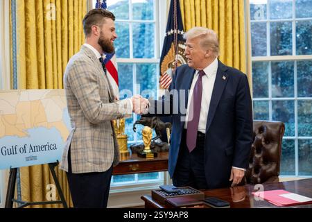 Washington, États-Unis. 27 février 2025. U. Le président Donald Trump, à droite, serre la main du placekicker Harrison Butker des chefs de Kansas City au Bureau ovale de la Maison Blanche, le 24 février 2025 à Washington, DC crédit : Daniel Torok/White House photo/Alamy Live News Banque D'Images