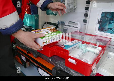 Non exclusif : un travailleur médical examine un nouveau réanimobile remis à un centre médical d'urgence régional par le ministère de la santé et l'Arabie Saoudite Banque D'Images