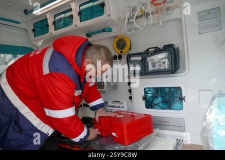 Non exclusif : un travailleur médical examine un nouveau réanimobile remis à un centre médical d'urgence régional par le ministère de la santé et l'Arabie Saoudite Banque D'Images