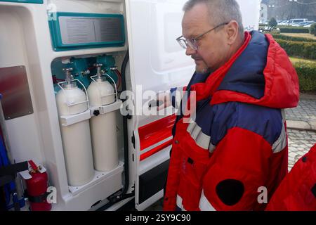 Non exclusif : un travailleur médical examine un nouveau réanimobile remis à un centre médical d'urgence régional par le ministère de la santé et l'Arabie Saoudite Banque D'Images