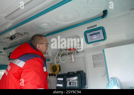 Non exclusif : un travailleur médical examine un nouveau réanimobile remis à un centre médical d'urgence régional par le ministère de la santé et l'Arabie Saoudite Banque D'Images