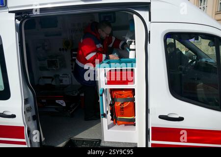 Non exclusif : un travailleur médical examine un nouveau réanimobile remis à un centre médical d'urgence régional par le ministère de la santé et l'Arabie Saoudite Banque D'Images