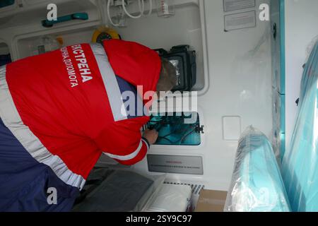 Non exclusif : un travailleur médical examine un nouveau réanimobile remis à un centre médical d'urgence régional par le ministère de la santé et l'Arabie Saoudite Banque D'Images