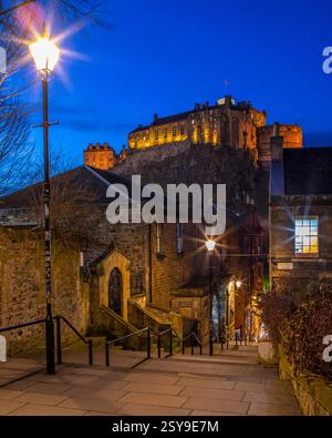 Le magnifique château d'Édimbourg vu du Vennel dans la ville d'Édimbourg en Écosse, Royaume-Uni. Banque D'Images