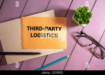 Texte LIVRAISON PAR UN TIERS écrit sur un livre blanc avec un stylo et des lunettes sur un clavier d'ordinateur.concept d'entreprise. Banque D'Images