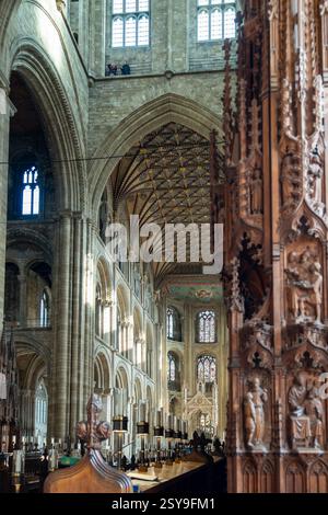 Des détails complexes du plafond de la nef et une structure en bois richement sculptée à l'intérieur de la cathédrale de Peterborough, mettant en valeur la beauté de l'architecture gothique Banque D'Images