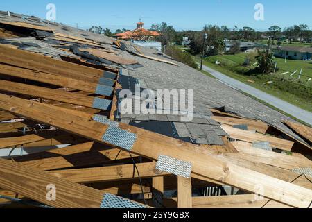 Toit de maison endommagé avec bardeaux manquants après l'ouragan Ian en Floride. Conséquences des catastrophes naturelles Banque D'Images