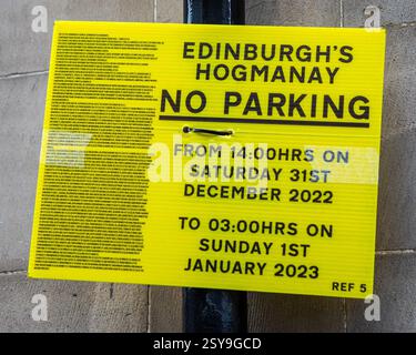 Edimbourg, Écosse - 14 février 2023 : un panneau sur un lampadaire dans la ville d'Edimbourg, informant le public des restrictions de stationnement pendant le Hogman Banque D'Images